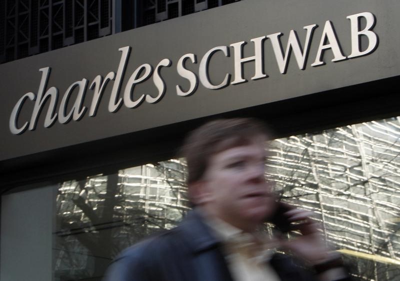 © Reuters. A man walks past a Charles Schwab Investment branch in Washington