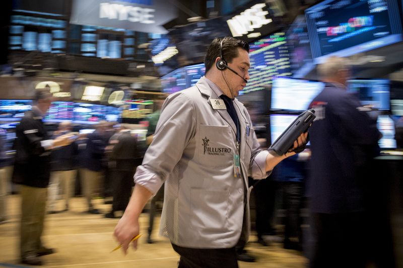 © Reuters. Traders works on the floor of the New York Stock Exchange