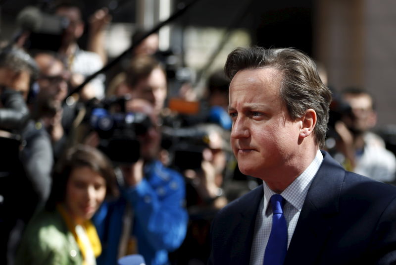 © Reuters. Britain's PM Cameron arrives at an EU leaders summit in Brussels