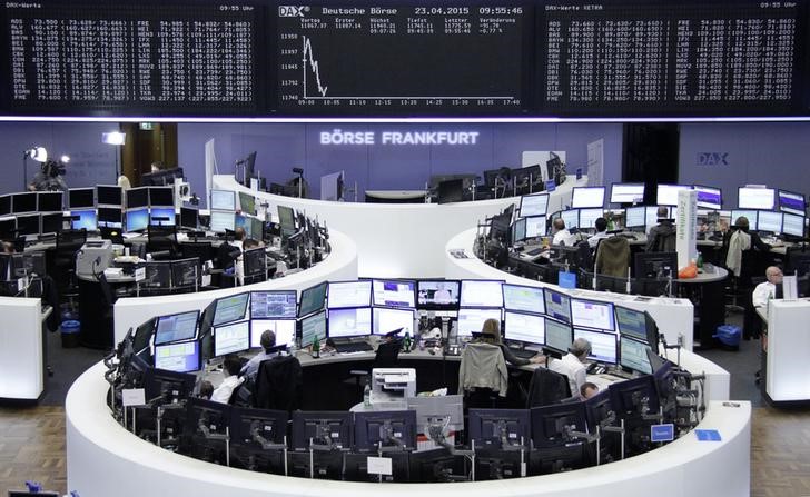 © Reuters. Operadores na bolsa de valores de Frankfurt.