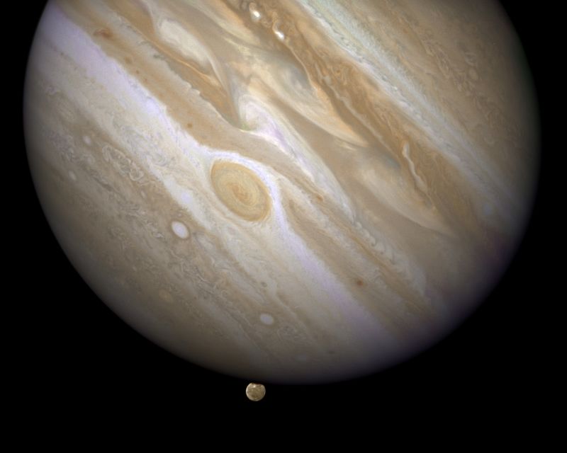 © Reuters. Foto do planeta Júpiter com uma de suas luas, Ganymede