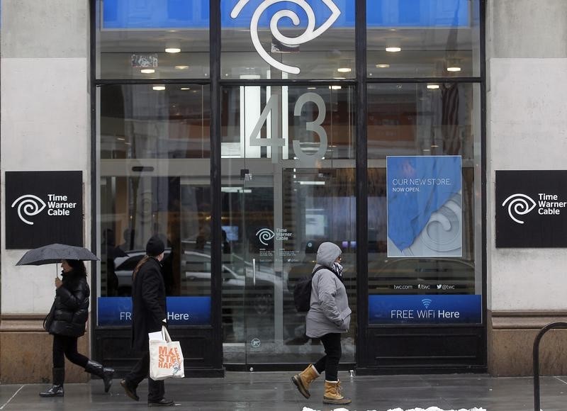 © Reuters. Pedestrians walk past the Time Warner Cable headquarters in New York