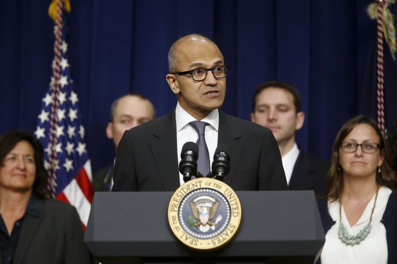 © Reuters. Nadella introduces U.S. President Obama to deliver remarks at 'Champions of Change' event in Washington