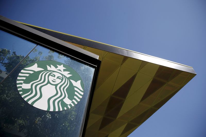 © Reuters. File photo of a Starbucks cafe in Los Angeles