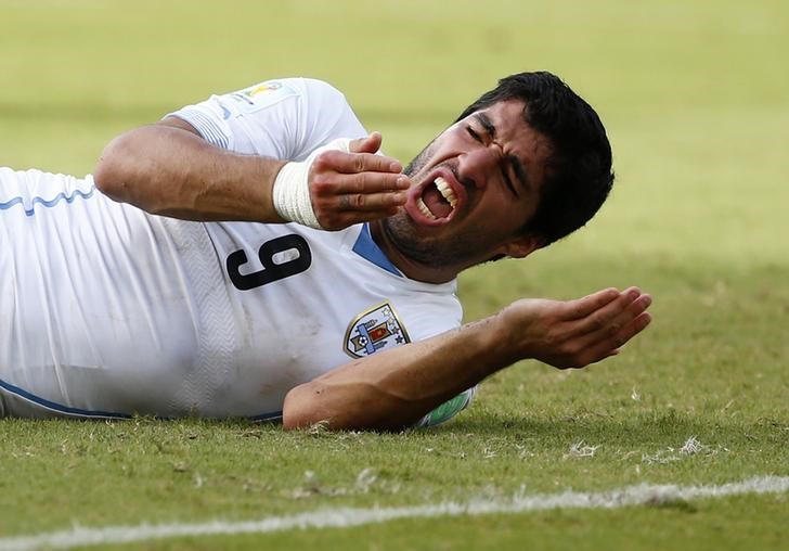 © Reuters. Atacante Luís Suárez, do Uruguai, após morder italiano Giorgio Chiellini em partida da Copa do Mundo de 2014, em Natal