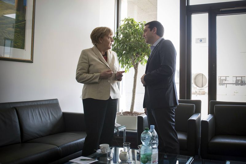 © Reuters. ALEXIS TSIPRAS ET ANGELA MERKEL ÉVOQUENT DES PROGRÈS APRÈS UN APARTÉ À BRUXELLES