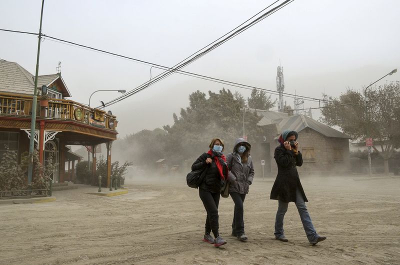 © Reuters. L'ÉRUPTION DU VOLCAN CHILIEN CALBUCO PERTURBE LE TRAFIC AÉRIEN