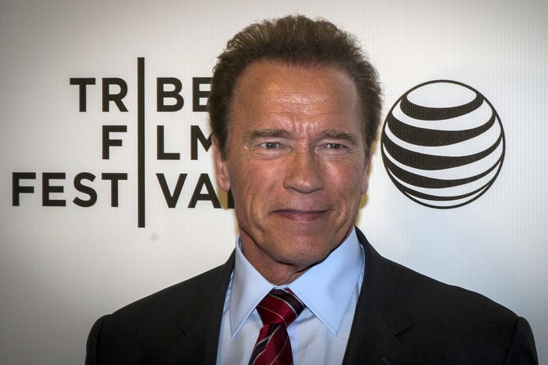 © Reuters. Ator Arnold Schwarzenegger chega à pré-estreia do seu filme "Maggie"