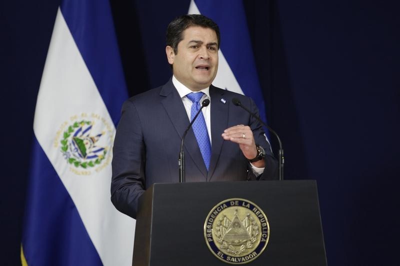 © Reuters. Honduras' President Juan Orlando Hernandez participates in a joint news conference at the Presidential House in San Salvador
