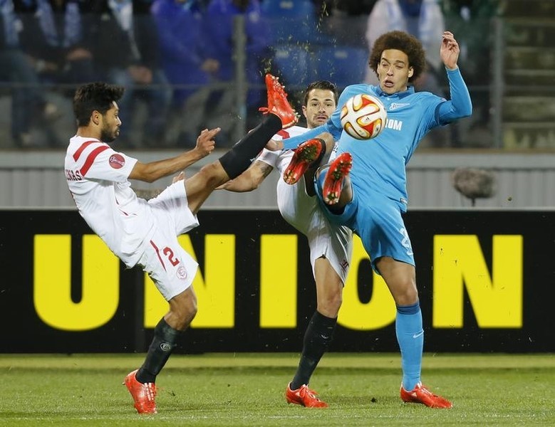 © Reuters. Witsel, do Zenit, disputa lance com jogadores do Sevilla Vitolo e Tremoulinas 