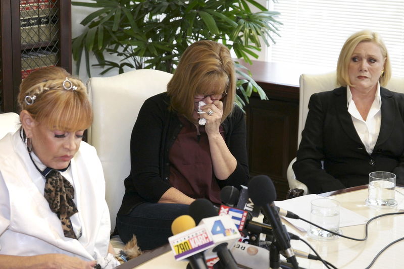 © Reuters. Autumn Burns, Janice Baker Kinney e Marcella Tatea concedem entrevista em Los Angeles