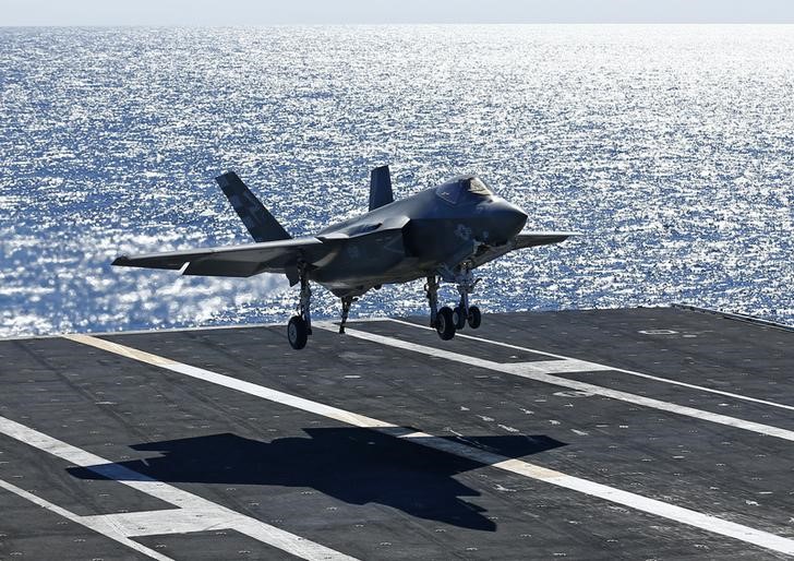 © Reuters. Pouso do jato F-35C Joint Strike num porta-aviões na costa da Califórnia