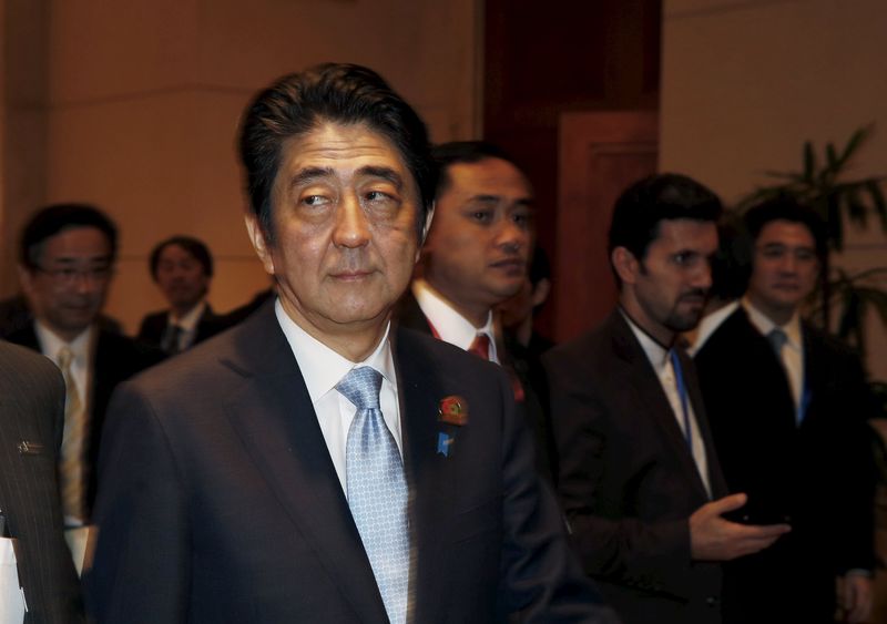 © Reuters. Japan's Prime Minister Shinzo Abe walks after meeting China's President Xi Jinping in Jakarta