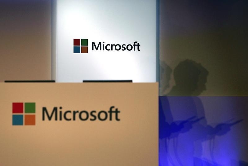 © Reuters. Beneficio e ingresos de Microsoft superan las estimaciones y sus acciones suben