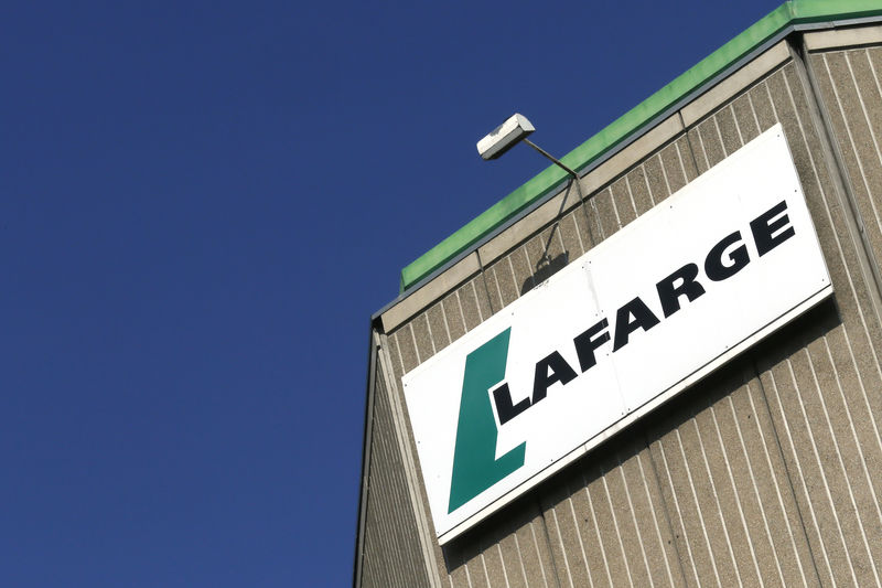 © Reuters. A logo of French concrete maker Lafarge is seen in Paris