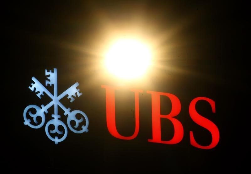 © Reuters. The logo of Swiss Bank UBS is pictured on the roof of the company's headquarters in Zurich