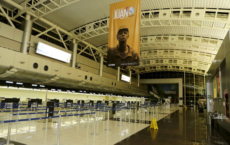 © Reuters. كوستاريكا تغلق مطار سان خوسيه بسبب الرماد البركاني
