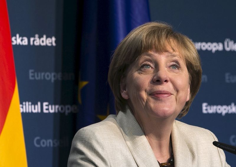 © Reuters. Merkel presiona por salvar acuerdo con Grecia y evitar crisis de liquidez