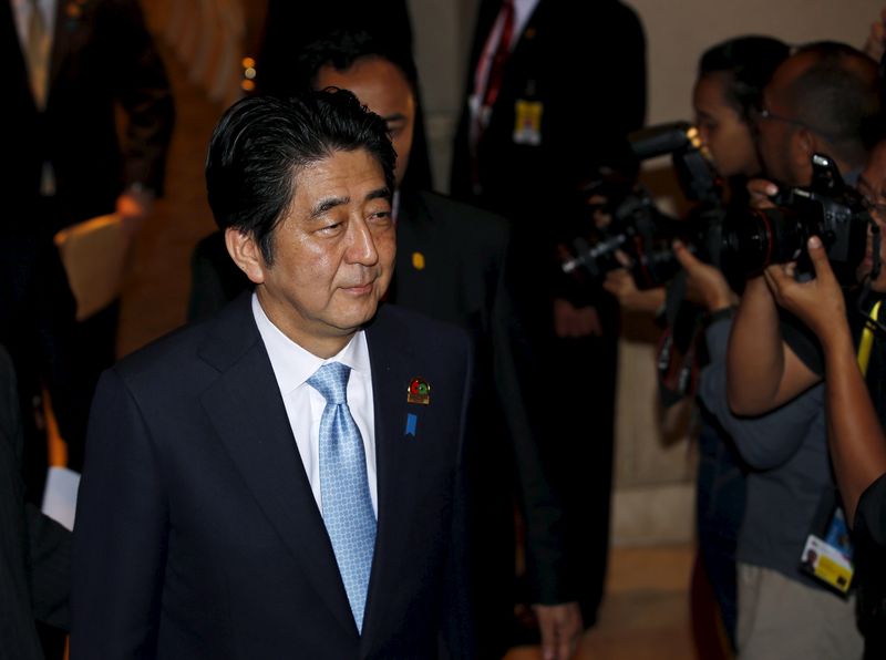 © Reuters. آبي سيبلغ أمريكا باستعداد اليابان للعب دور أكبر في الأمن العالمي