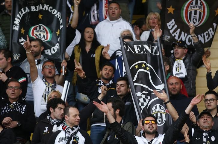 © Reuters. I tifosi della Juventus in una immagine di archivio