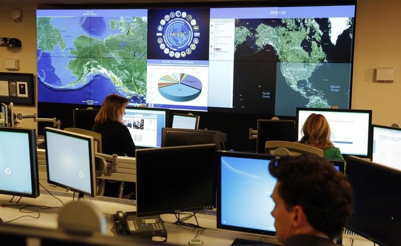 © Reuters. Department of Homeland Security workers at the National Cybersecurity and Communications Integration Center in Arlington