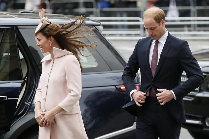 © Reuters. Britain's Prince William and his wife Catherine Duchess of Cambridge arrive for the Commonwealth Observance service at Westminster Abbey in London