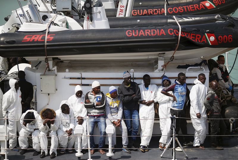 © Reuters. Migrantes esperando desembarque em porto na Sicília