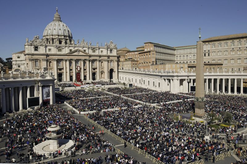 © Reuters. Pessoas na Praça de São Pedro, no Vaticano