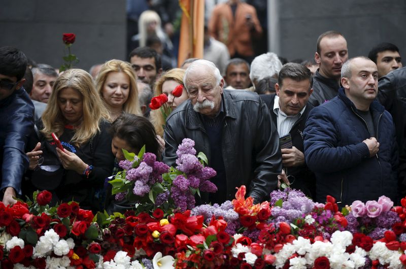 © Reuters. People attend a commemoration ceremony to mark the centenary of the mass killing of Armenians by Ottoman Turks at the Tsitsernakaberd Memorial Complex in Yerevan