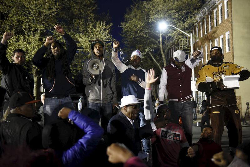 © Reuters. متظاهرون يشتبكون مع الشرطة الأمريكية بعد مقتل رجل أسود 