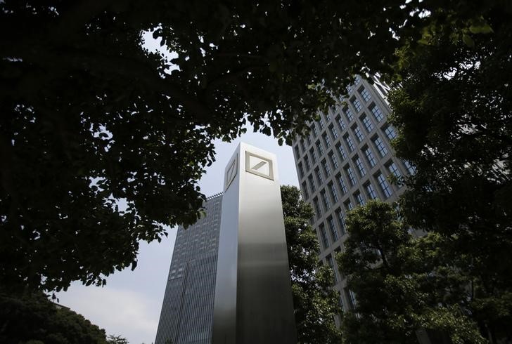© Reuters. Logos of Deutsche Bank AG are seen in Tokyo