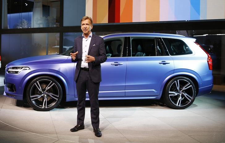 © Reuters. Volvo's Samuelsson speaks next to his company's XC-90 during the first press preview day of the North American International Auto Show in Detroit 