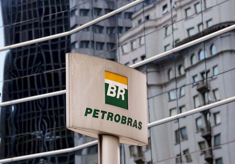 © Reuters. Logo da Petrobras visto em frente prédio da companhia em São Paulo