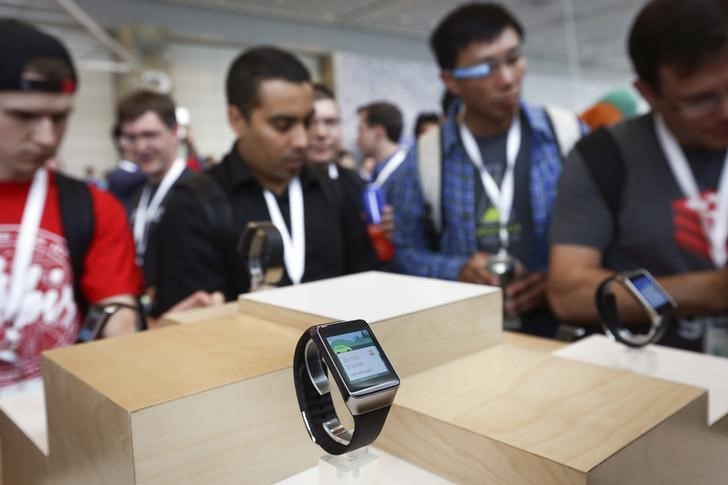 © Reuters. Samsung insinúa un nuevo reloj inteligente el mismo día que sale el Apple Watch