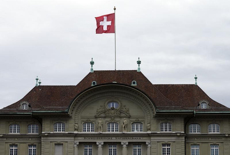 © Reuters. Swiss national flag flutters in the wind atop Swiss National Bank SNB headquarters in Bern