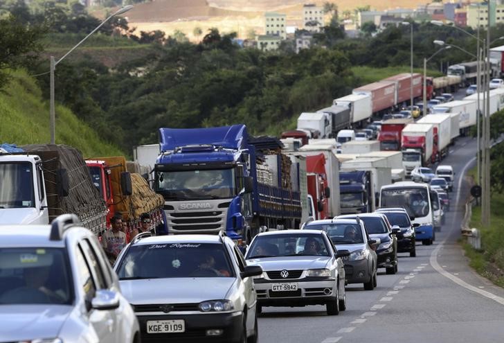 © Reuters. Protesto de caminhoneiros na BR 381, em fevereiro