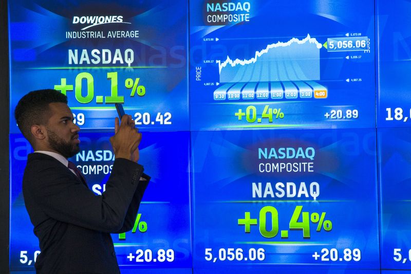 © Reuters.  S&P-500 ET NASDAQ DANS LE VERT AVEC LES "TECHS"