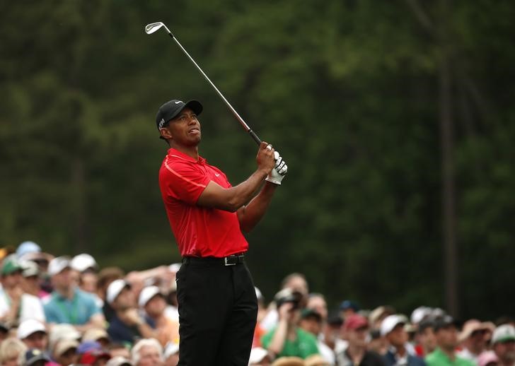 © Reuters. Tiger Woods of the U.S. watches his shot off the 12th tee during final round play of the Masters golf tournament at the Augusta National Golf Course in Augusta