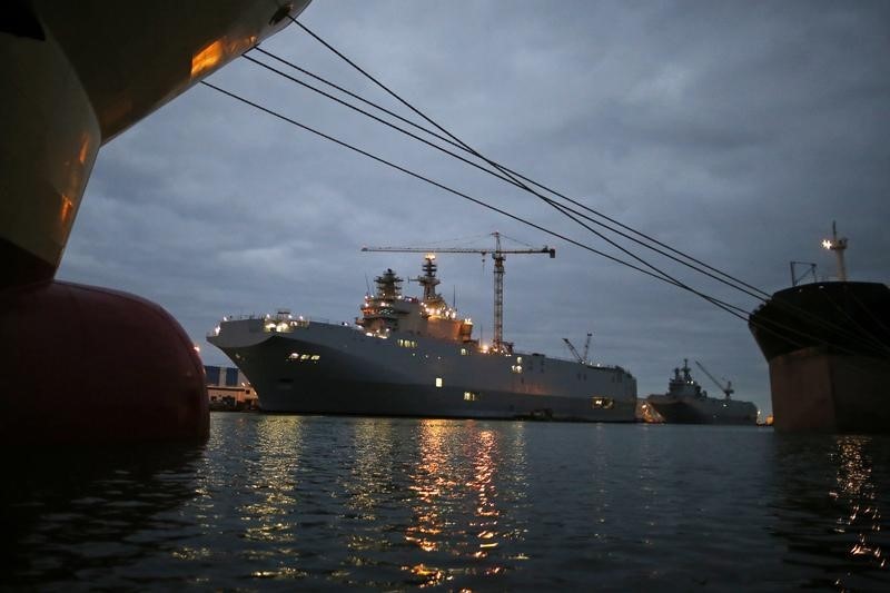 © Reuters. The two Mistral-class helicopter carriers Sevastopol and Vladivostok are seen at the STX Les Chantiers de l'Atlantique shipyard site in Saint-Nazaire