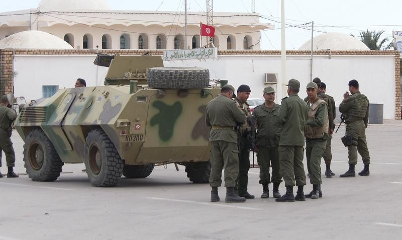 © Reuters. القوات التونسية تقتل 10 إسلاميين في اشتباكات قرب الحدود الجزائرية