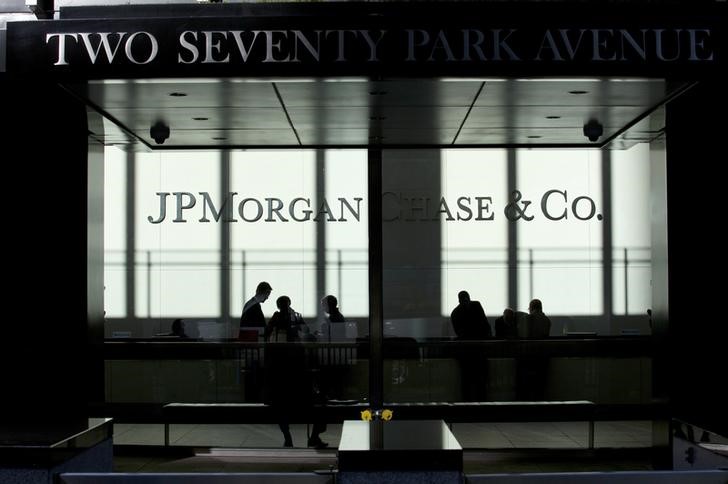 © Reuters. People walk inside JP Morgan headquarters in New York
