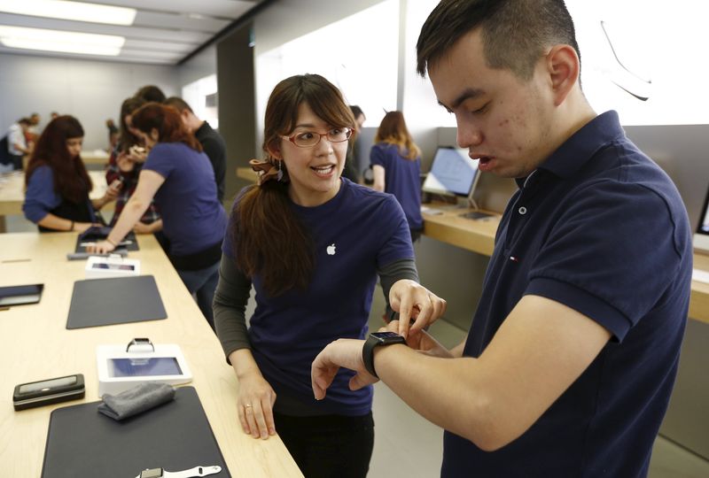 © Reuters. An Apple customer is assisted in setting up his Apple Watch at the company's flagship store in Sydney 