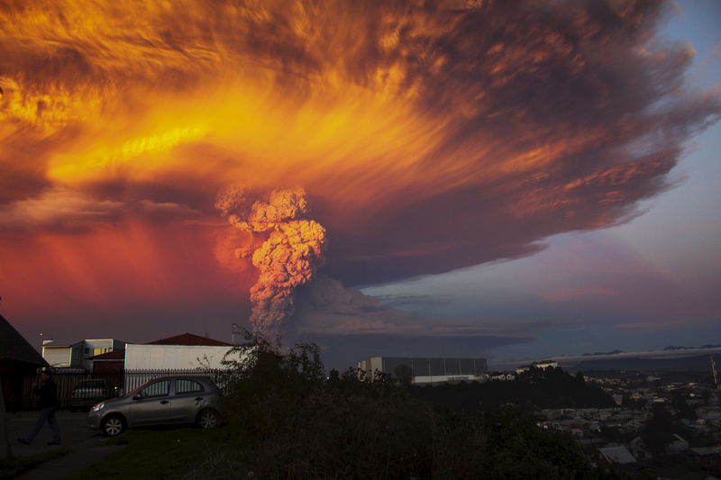 © Reuters. Vulcã Calbuco em Puerto Montt