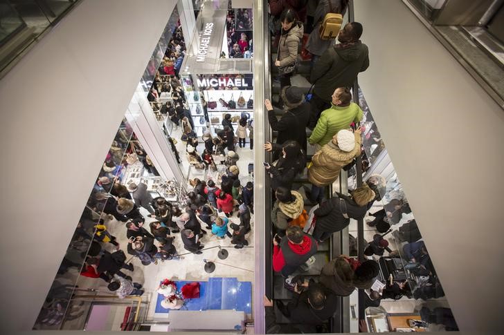 © Reuters. Shoppers enter Macy's to kick off Black Friday sales in New York