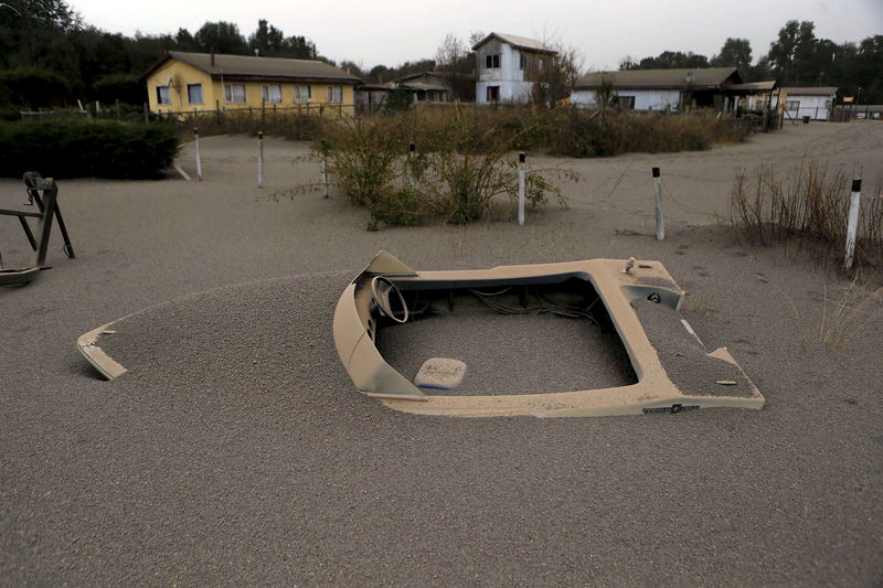 © Reuters. Las cenizas del volcán Calbuco en Chile provocan cancelación de vuelos