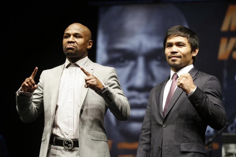 © Reuters. Manny Pacquiao and Floyd Mayweather pose at a news conference for their upcoming bout in Los Angeles