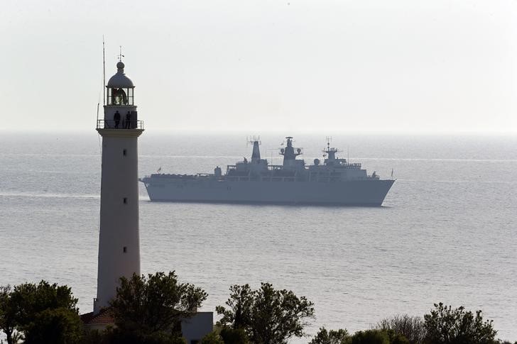 © Reuters. O navio britânico HMS Bulwark é visto no estreito de Dardanelos, perto da Turquia