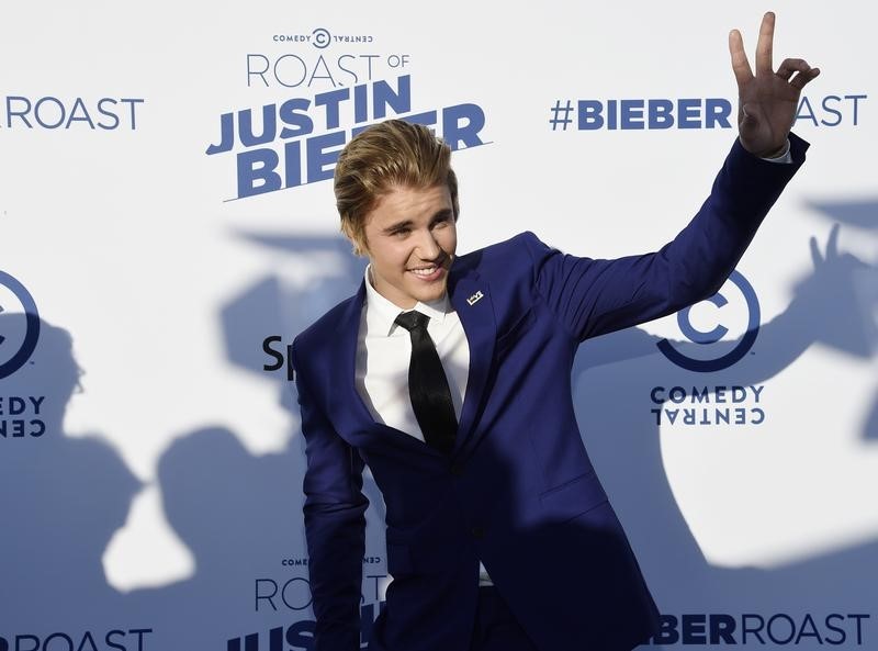 © Reuters. Justin Bieber poses during Comedy Central Roast of Justin Bieber at Sony Studios in Culver City