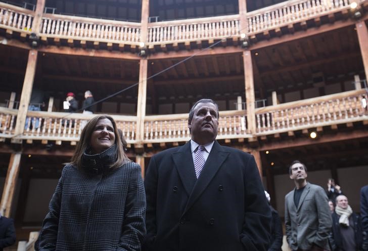 © Reuters. New Jersey Governor Chris Christie and his wife Mary Pat Christie watch a rehearsal of Henry V at the Globe Theatre in London