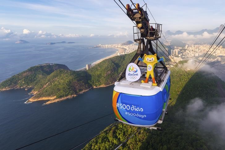 © Reuters. Vinícius, mascote dos Jogos Olímpicos Rio 2016, em cima do teleférico do Pão de Açúcar para marcar os 500 dias para a cerimônia de abertura dos Jogos